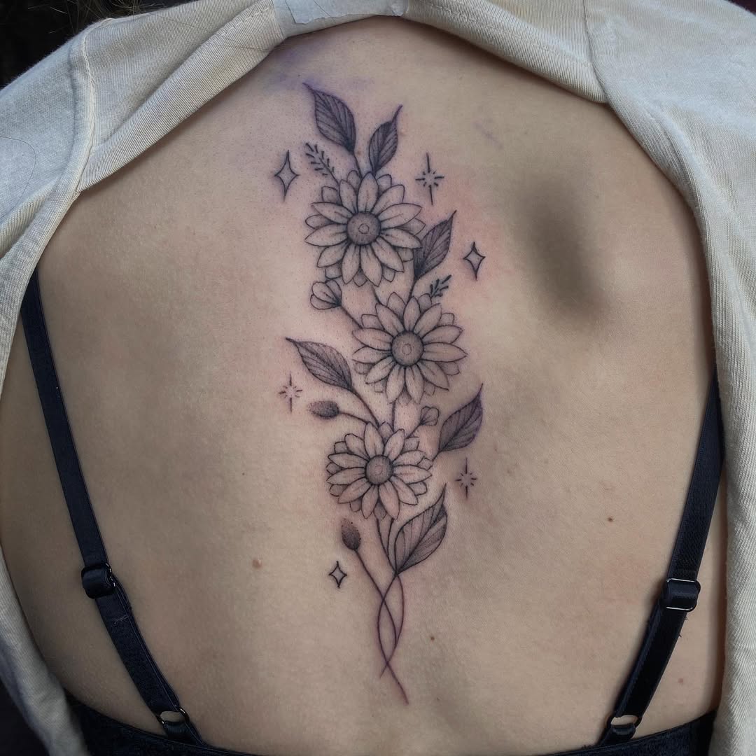 Tattoo — Bloemen 💐 op de ruggengraat voor @sennah.spooren Door - @deugniet_tattoo #tatto