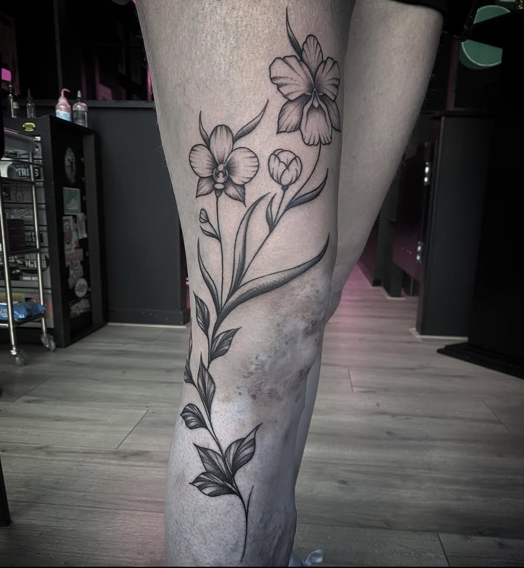 Tattoo — Een sierlijke orchideeën tak voor Demi - freehand door - @deugniet_tattoo #tatto