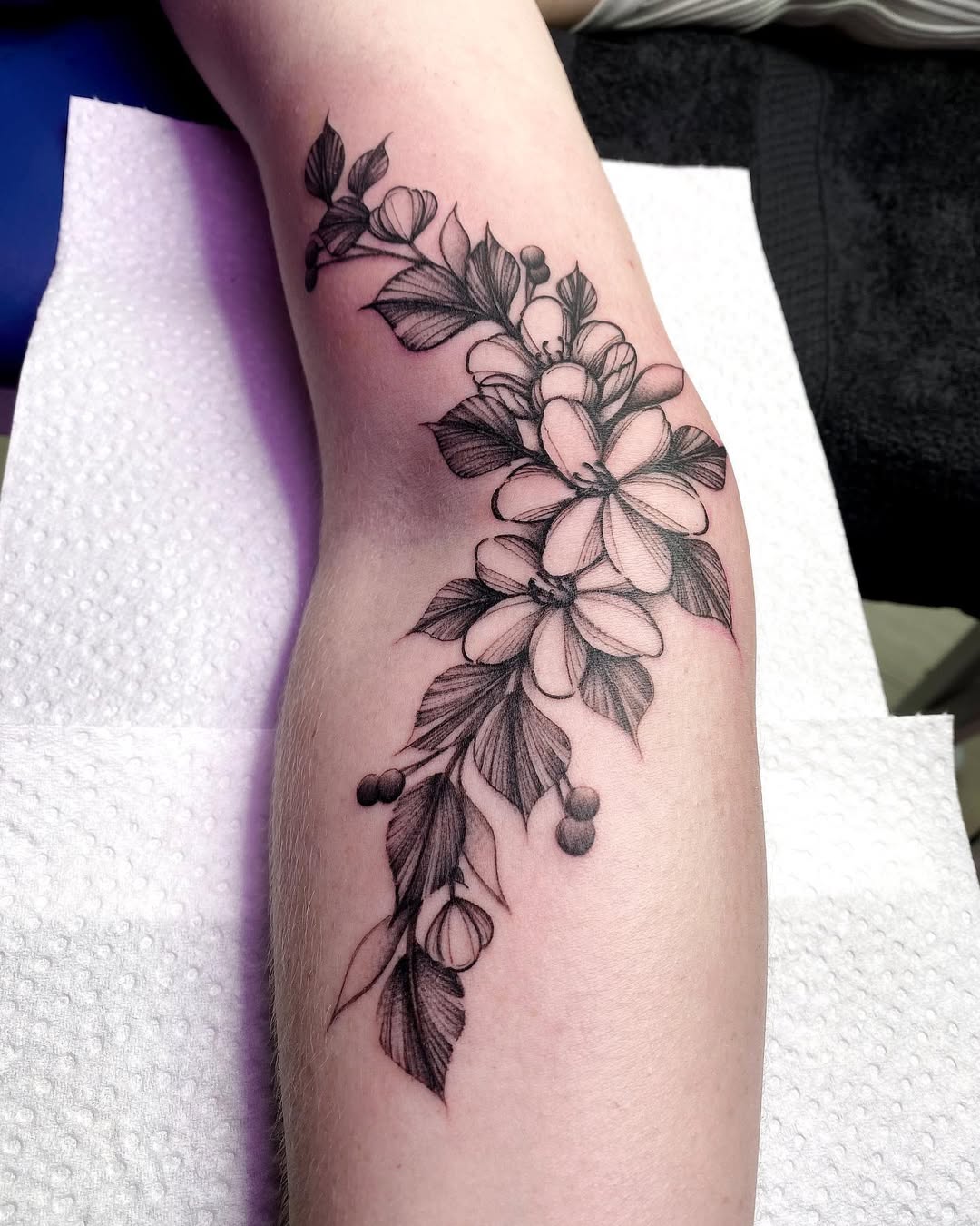 Tattoo — Freehand bloemen voor Ilona 🌺 door - @deugniet_tattoo #tattoos #tattoostyle #ta