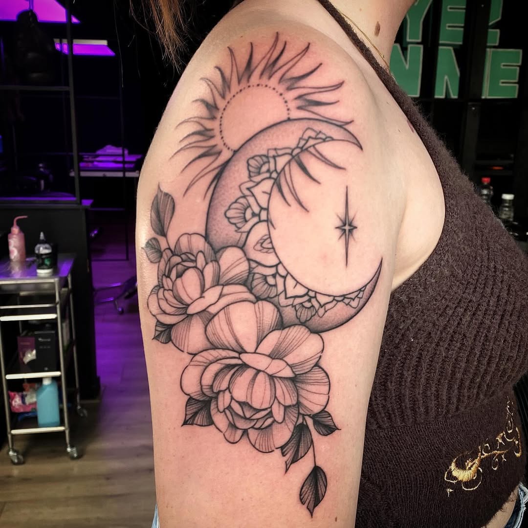 Tattoo — Maan 🌙 met pioenrozen voor @demitiggelman Door - @deugniet_tattoo #tattoo #tatt