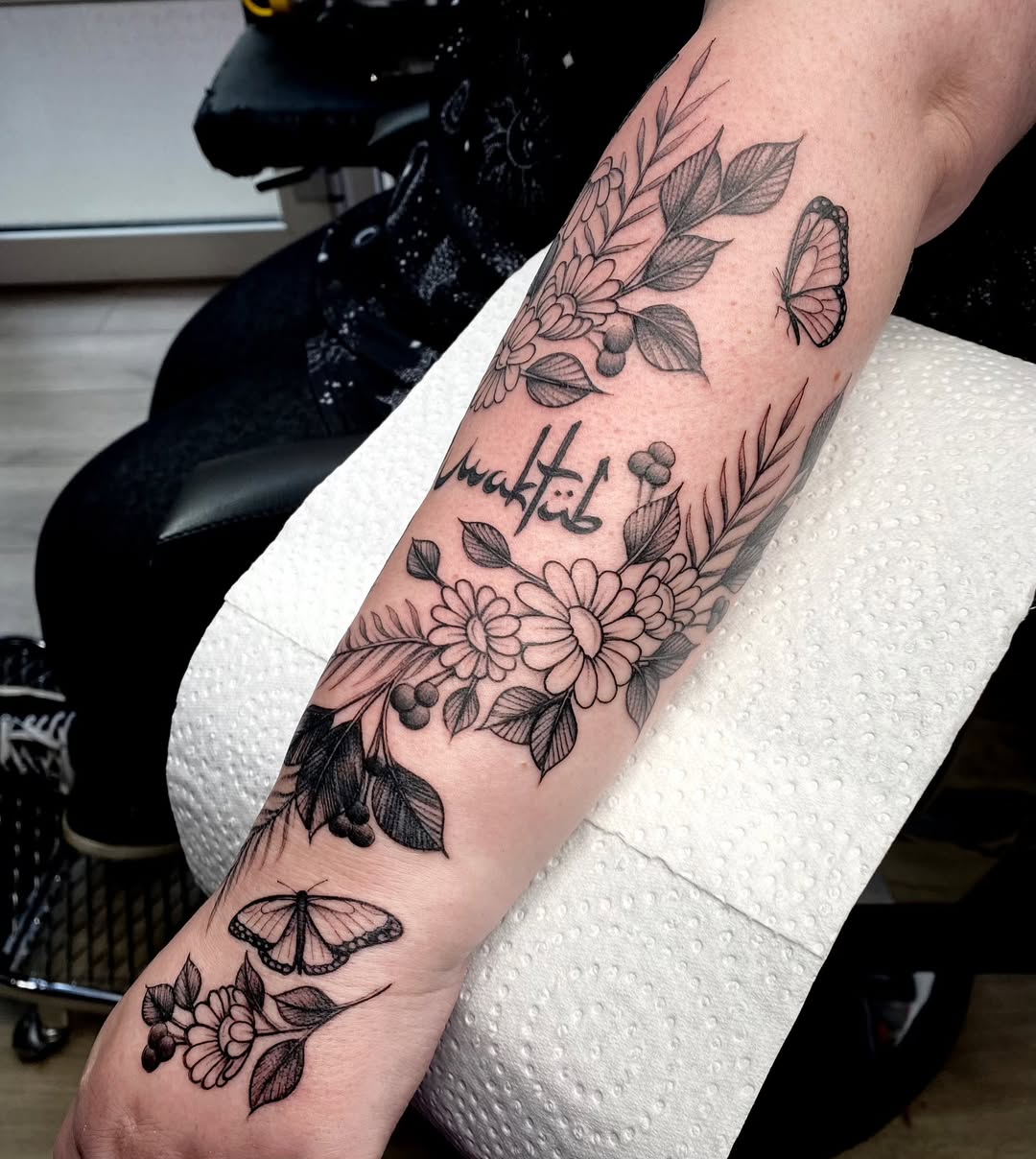 Tattoo — Onderarm door @deugniet_tattoo 🦋 voor @dutchheritagecosmetics Bloemen 💐 freeha