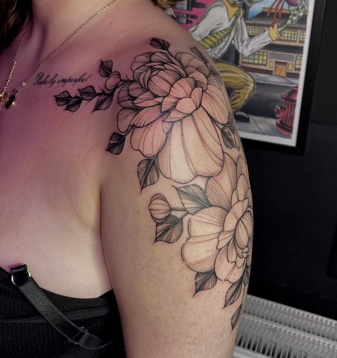 Tattoo — Pioen rozen voor @joy_brandenburg door - @deugniet_tattoo #tattoos #tattoostyle 