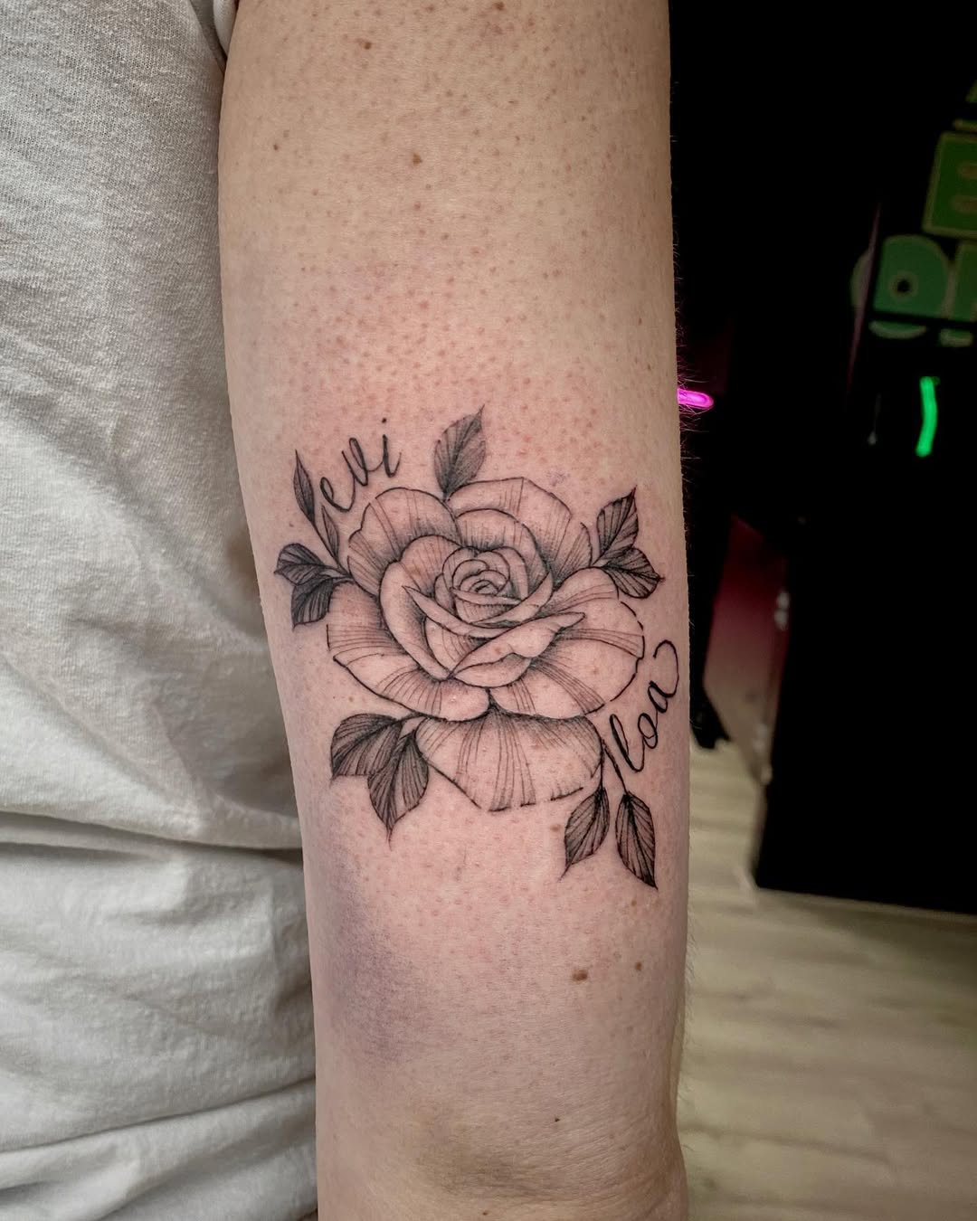 Tattoo — Roos 🌹 voor Lieke door @deugniet_tattoo #tattoos #tattoostyle #tattooshop #tatt